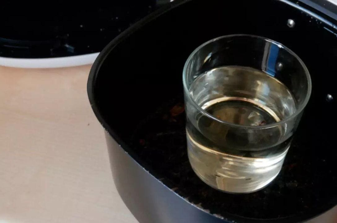 O que acontece se você colocar água na airfryer?