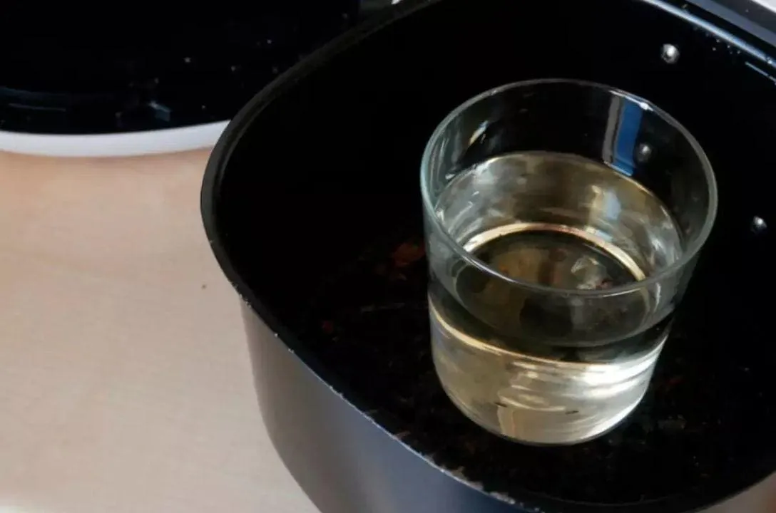 o que acontece se voce colocar agua na airfryer e8992
