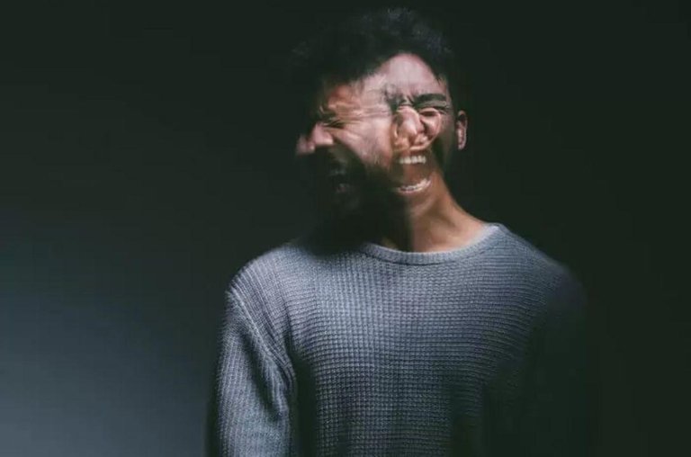 O que é surto psicótico? Como lidar com alguém em crise?