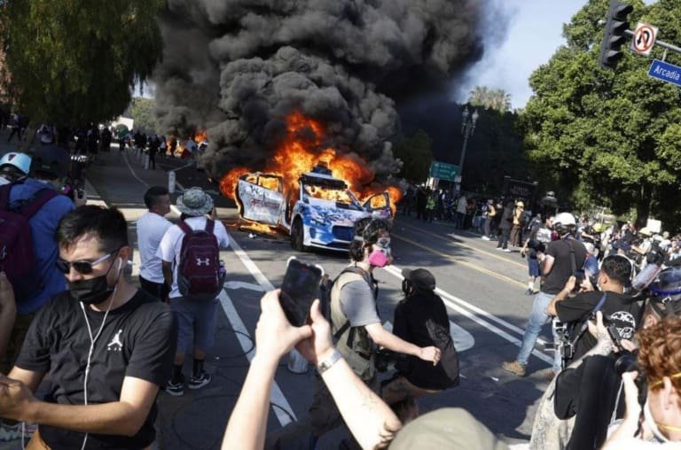 O que levou Los Angeles a decretar toque de recolher?