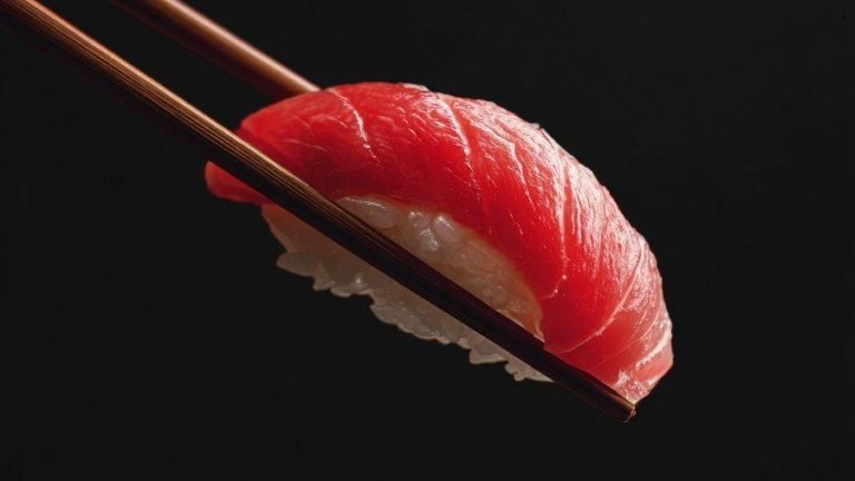 Peixe cru pode causar infecção por tênia? Tem risco comer?