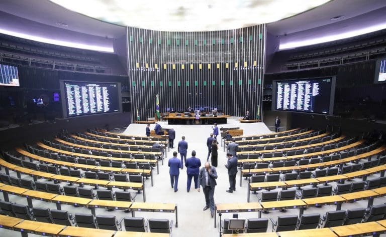 Plenário inicia a Ordem do Dia e analisa requerimentos de urgência; acompanhe