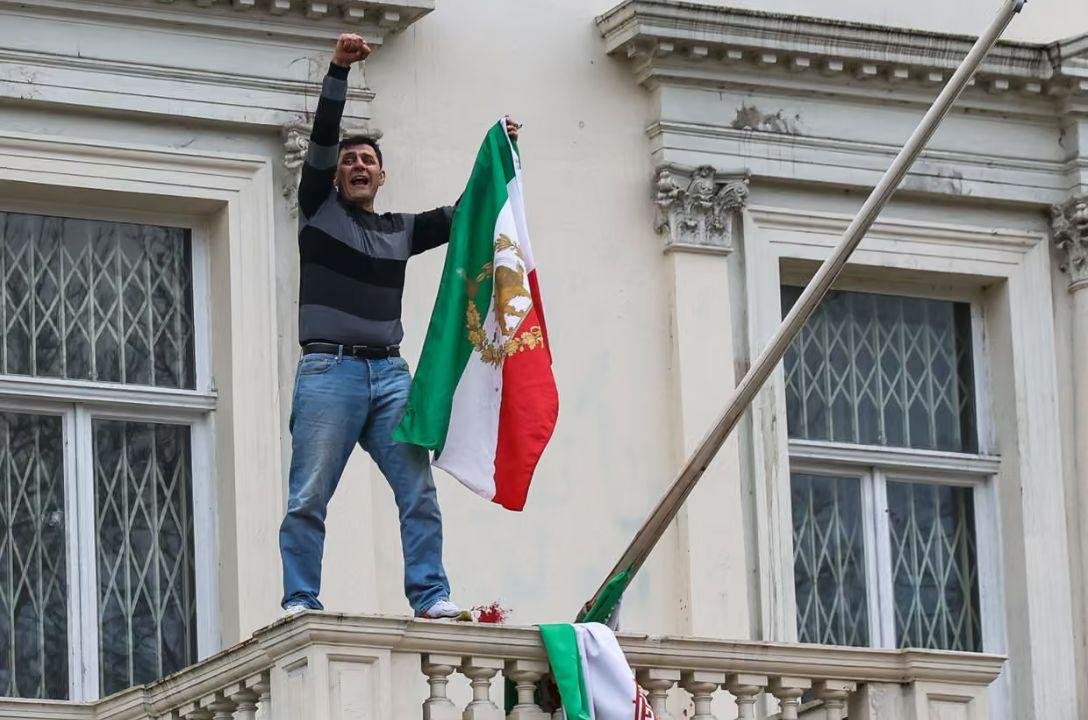 Por que a bandeira do leão e sol voltou aos protestos no Irã?