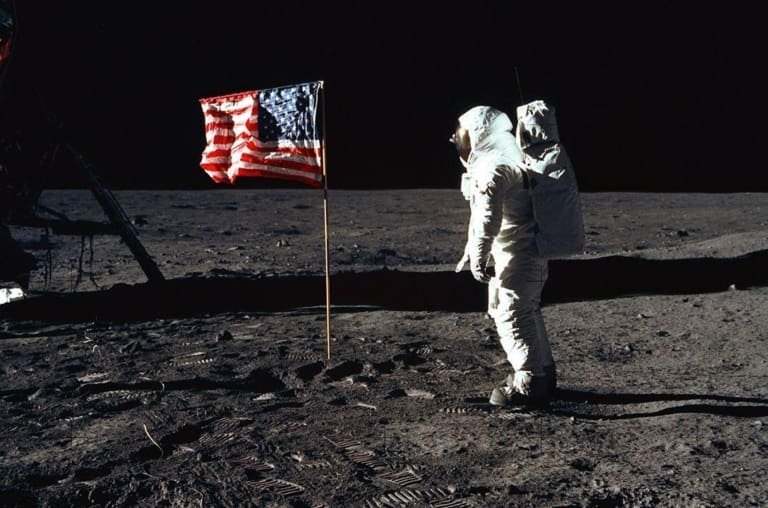 Por que a pegada de Neil Armstrong é diferente?