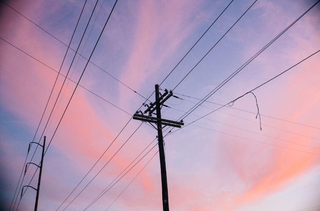 Por que as cidades Brasileiras não usam fiações subterrâneas?