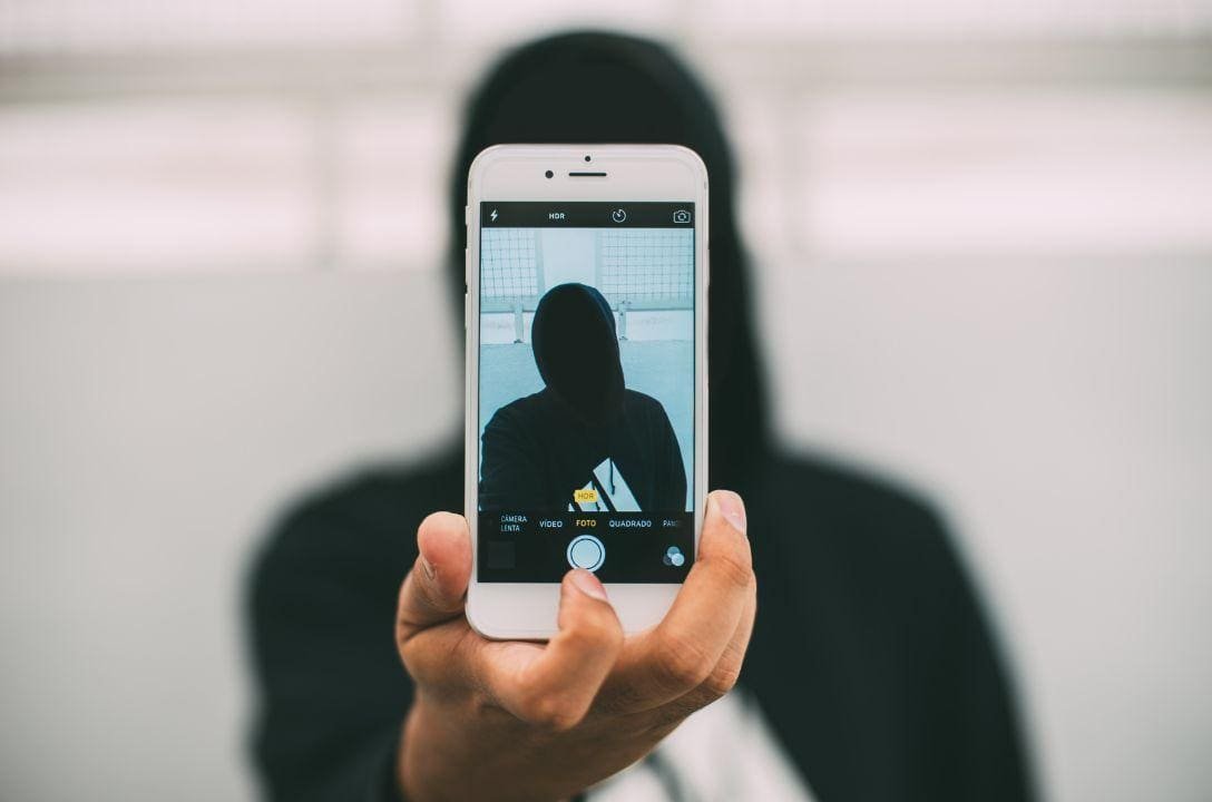 Posta selfies nas redes sociais? Cuidado com os golpistas!