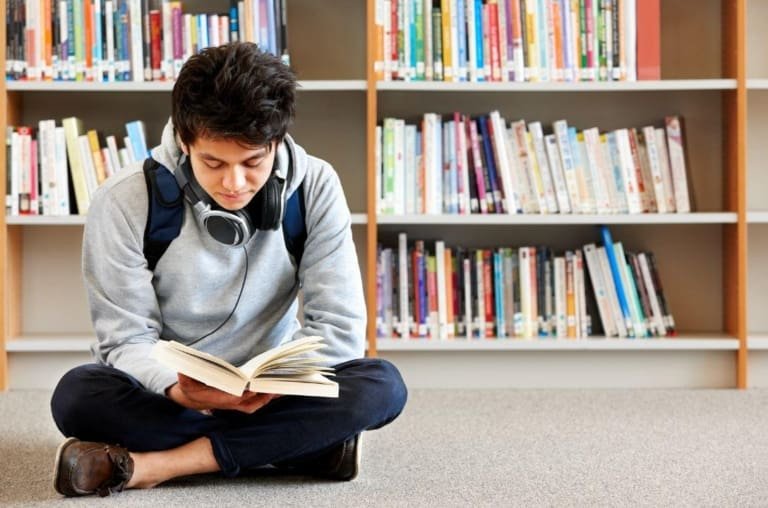 Proibição de celulares aumenta presença de alunos nas bibliotecas