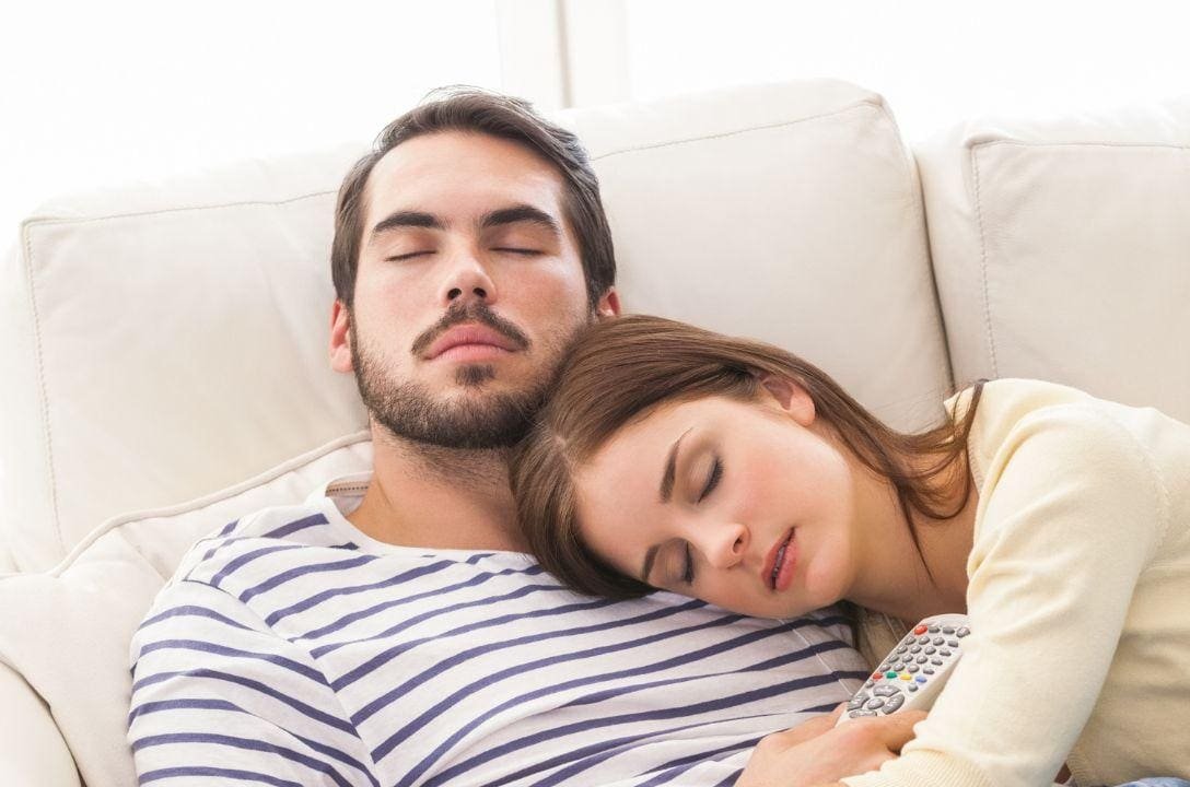 Quanto mais você ama alguém, mais sono você sente perto dela