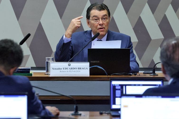 Reforma tributária com novo impacto no IVA é lida na CCJ do Senado