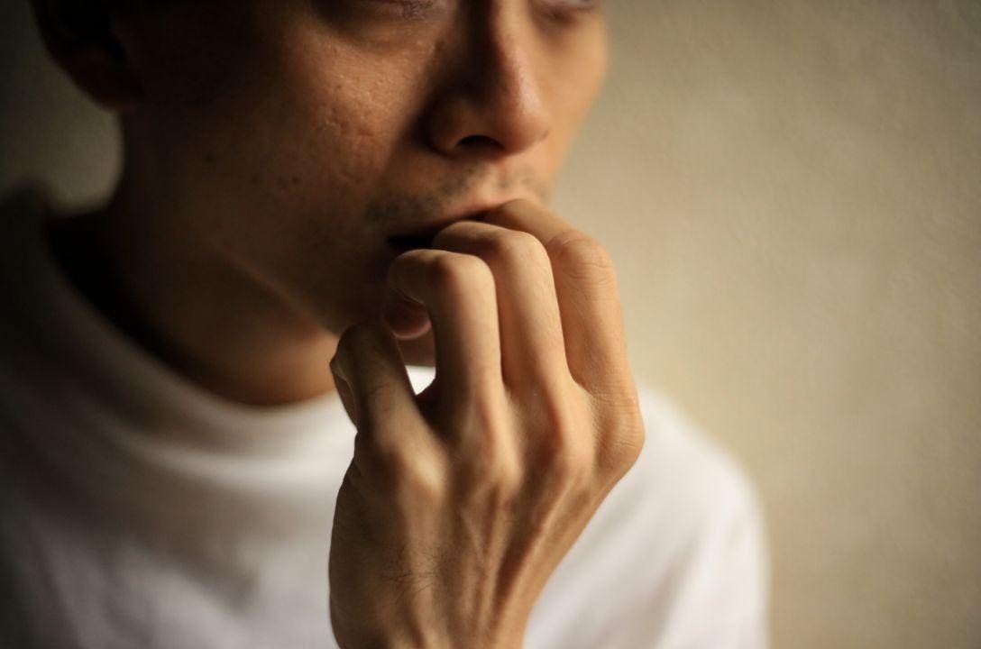 Roer unhas pode causar AVC? Veja este caso real e entenda