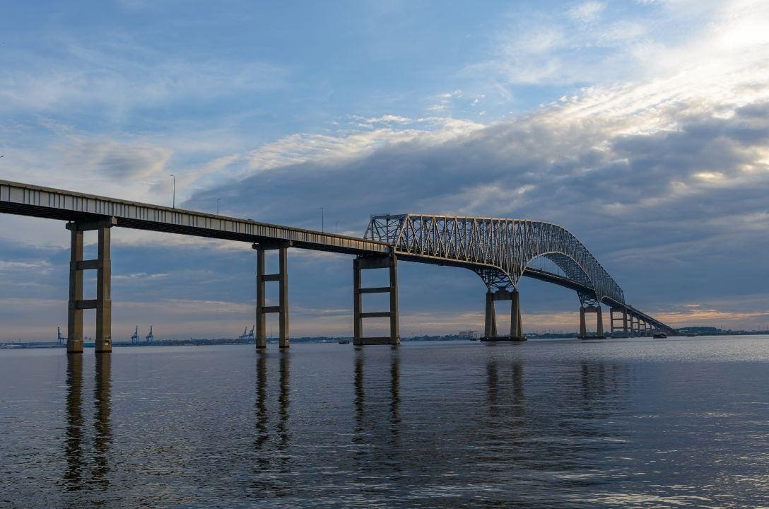 Saiba mais sobre a ponte que foi destruída após ser atingida por um navio em Baltimore
