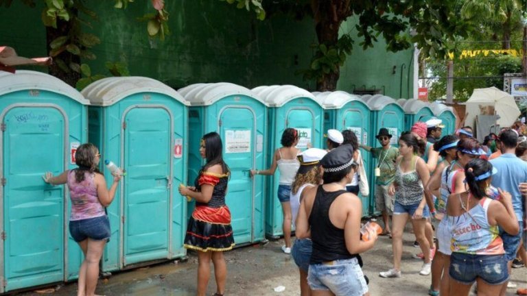 Saiba quais doenças você pode pegar no banheiro químico