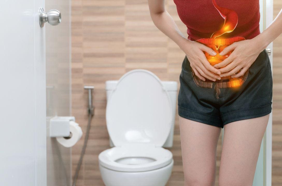 Segurar o cocô faz mal? Veja 7 consequências perigosas