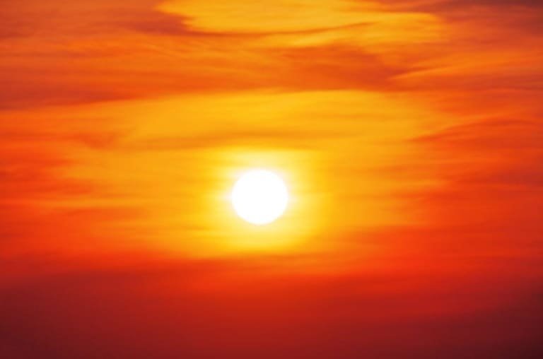 Sol alaranjado e a Lua vermelha revelam um alerta preocupante para a humanidade