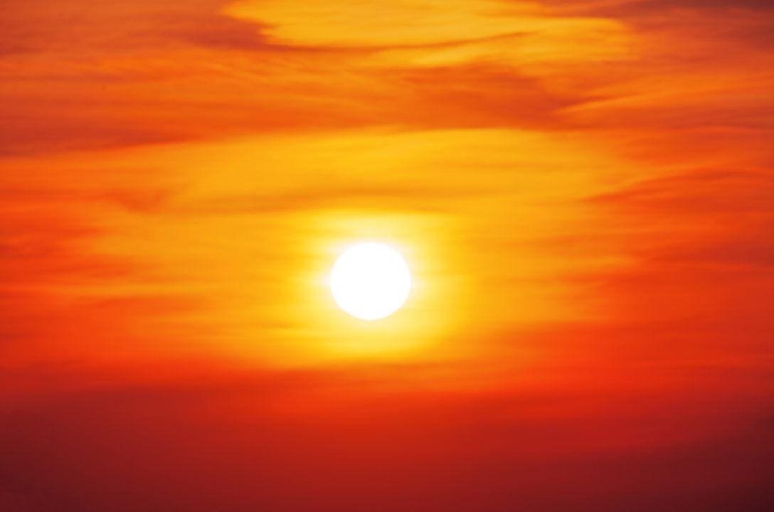 Sol alaranjado e a Lua vermelha revelam um alerta preocupante para a humanidade