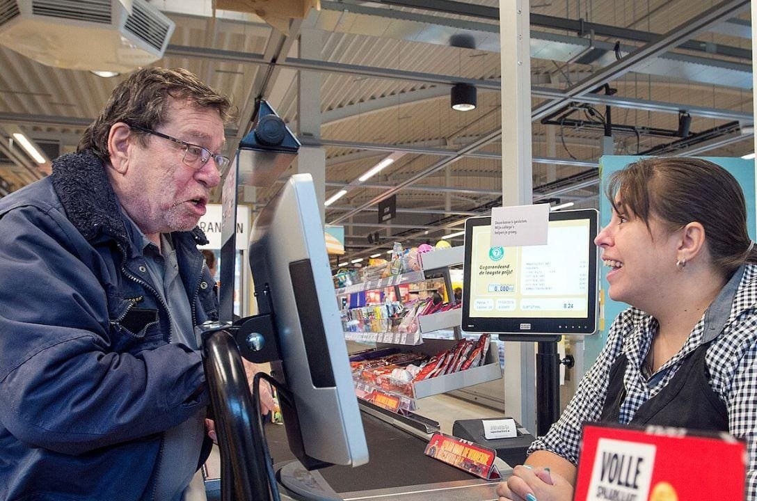 Supermercado criou "caixa lento" para combater solidão de idosos