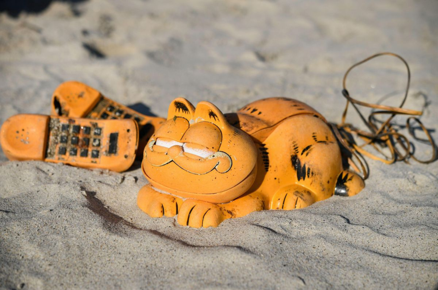 Telefones Garfield aparecem há 40 anos nas praias da França