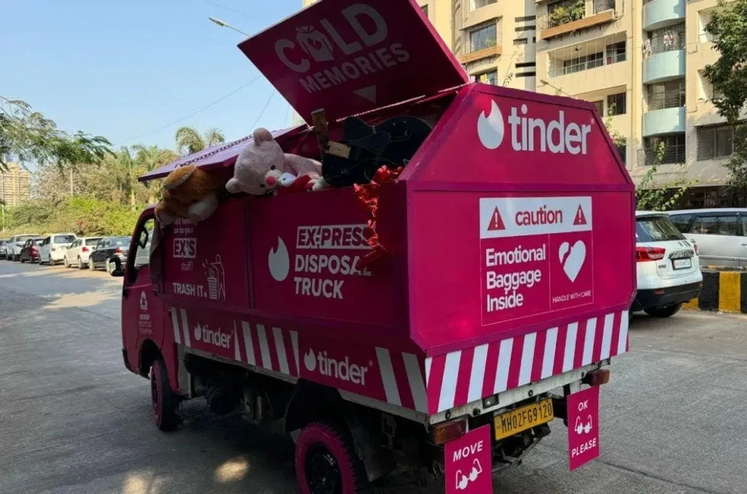 tinder criou um caminhao para jogar fora memorias do ex 2a170