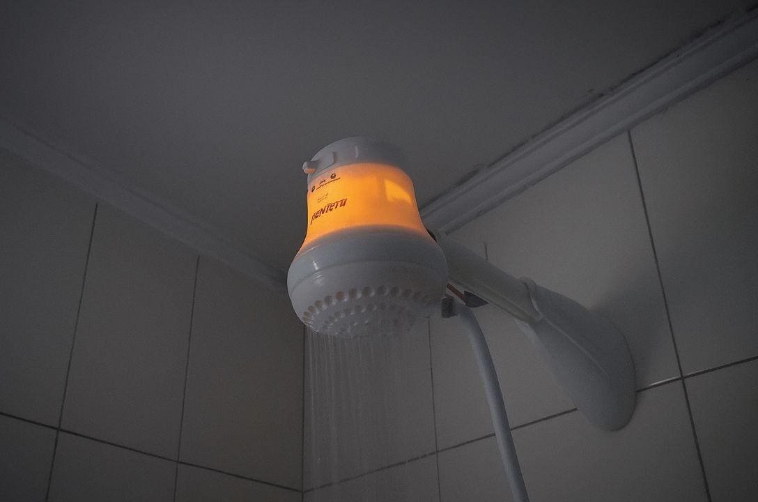 Trocar a temperatura com o chuveiro ligado pode ser fatal