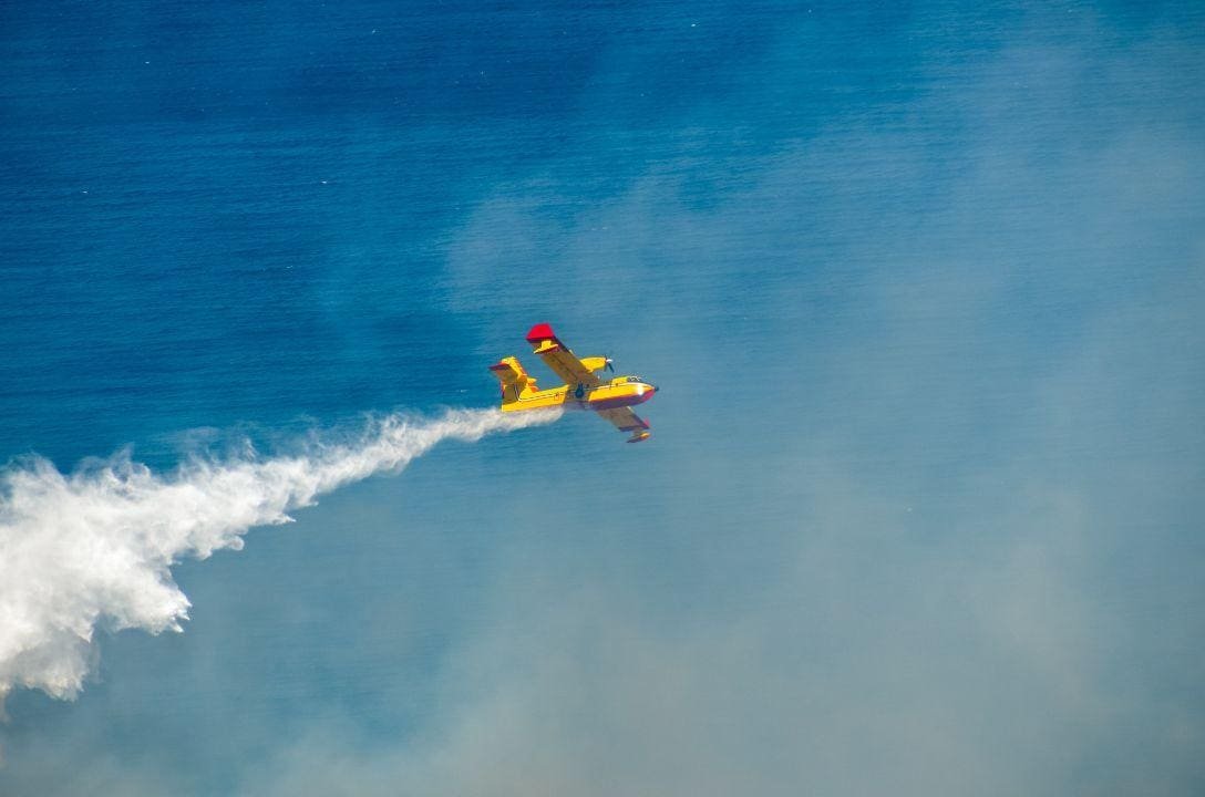 Usar água do mar para combater incêndios é uma boa ideia?