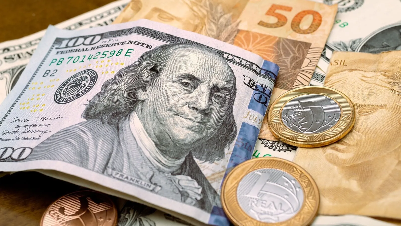 variacao do dolar afeta o orcamento familiar dos brasileiros