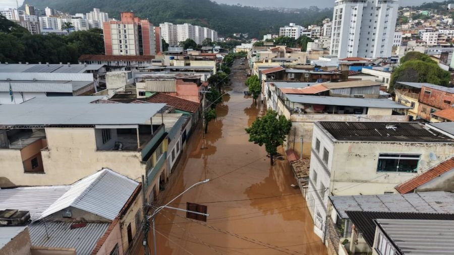 Temporal deixou ruas completamente alagadas em Juiz de Fora Foto: Ales de Jesus/ O Tempo