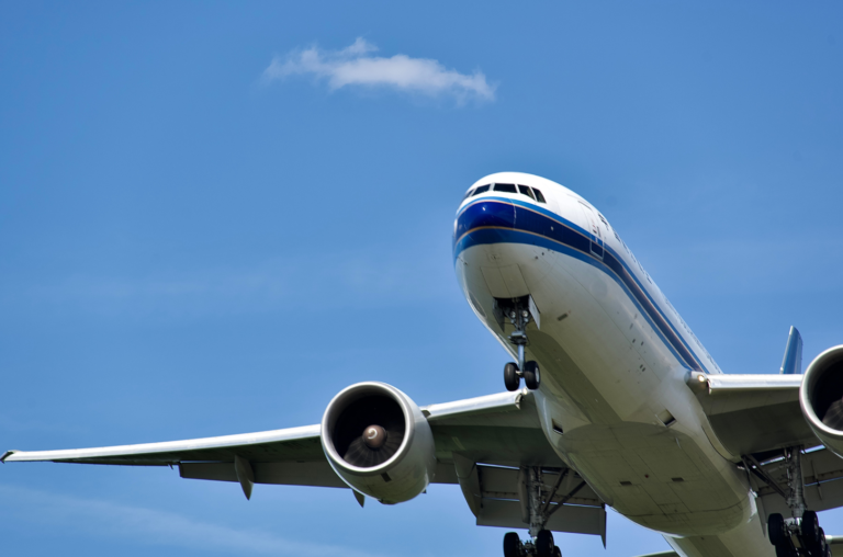 O avião treme e o medo aparece. Mas isso realmente representa risco de queda?