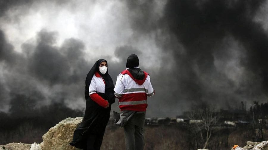 Autoridades internacionais de sa&uacute;de alertaram que a chuva negra em Teer&atilde; pode representar riscos imediatos e duradouros para a popula&ccedil;&atilde;o