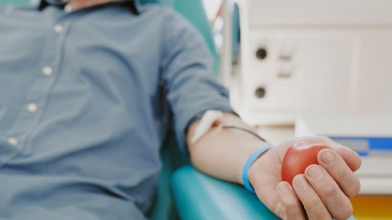 Estadunidenses vendem sangue para fazer extra e enfrentar crise