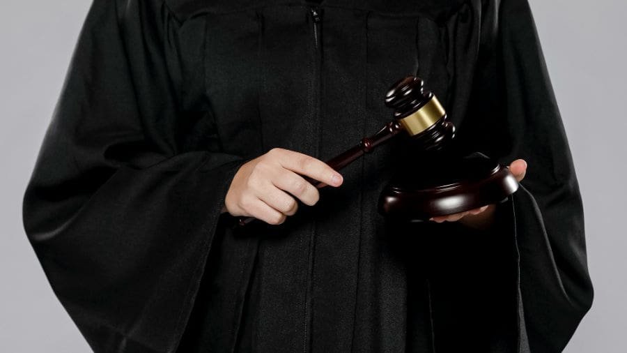 a puni&ccedil;&atilde;o m&aacute;xima agora deve ser a perda do cargo, n&atilde;o o afastamento remunerado