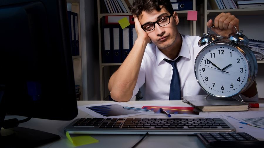 Fim da escala 6x1? O que pode mudar no Brasil? Trabalhar mais horas não significa necessariamente produzir mais. Muitas vezes significa apenas produzir cansado