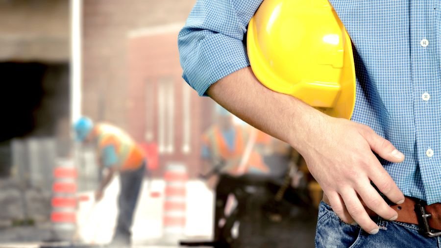 Fim da escala 6x1? O que pode mudar no Brasil? Se cada trabalhador trabalhar menos horas, empresas precisarão contratar mais pessoas para manter o mesmo nível de produção