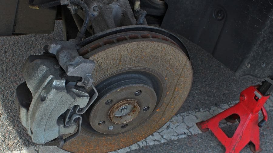 Algumas pessoas veem essa depend&ecirc;ncia do seguro para trocar pneu como sinal de falta de autonomia.