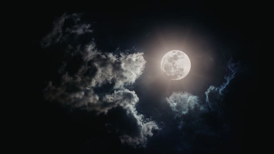 Não é mentira! Teremos Lua cheia "rosa" em 1º de abril A Lua cheia "rosa" de 2026 poderá ser observada no dia 1º de abril, por volta das 23h31 no horário de Brasília