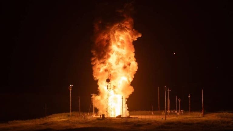 EUA testam míssil nuclear em meio à guerra com o Irã