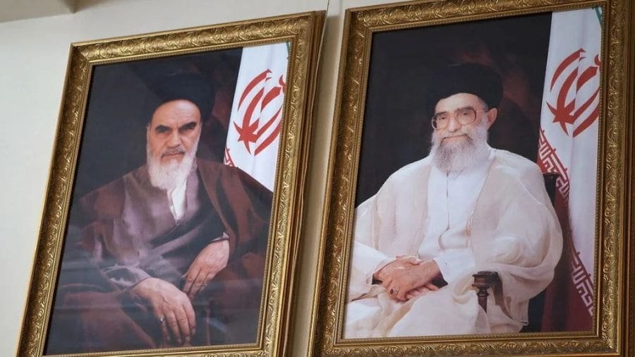 Primeiro Khomeini, que liderou a revolu&ccedil;&atilde;o. Depois, Ali Khamenei, que assumiu em 1989 e permaneceu no poder por quase quatro d&eacute;cadas
