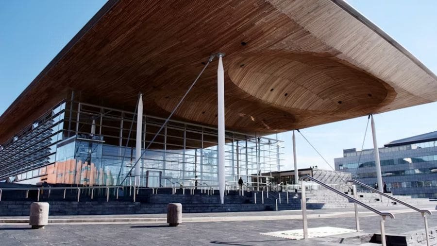 Senedd, oficialmente conhecido como Parlamento Gal&ecirc;s