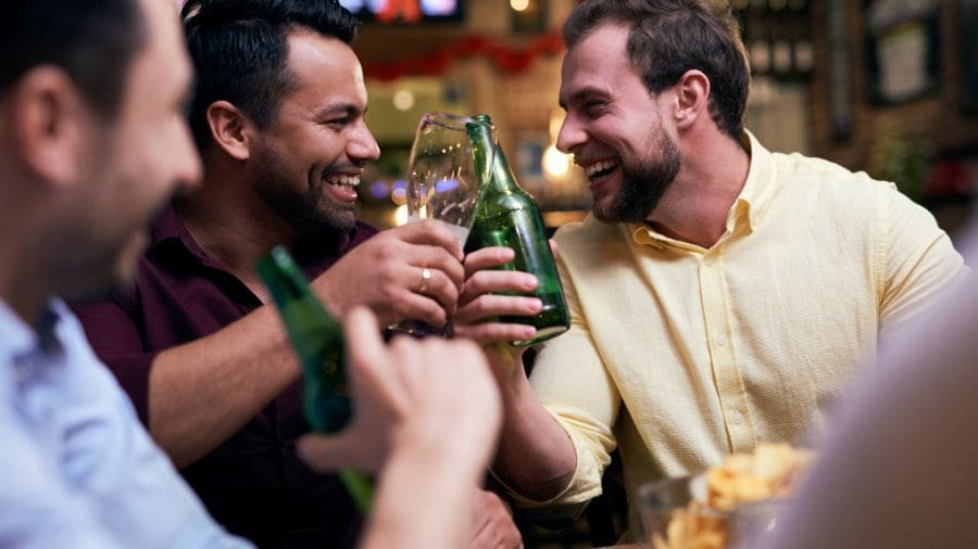 Quando voc&ecirc; decide sair com amigos, seu corpo reage de formas que v&atilde;o muito al&eacute;m do emocional