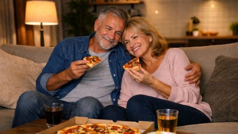 As 3 coisas que mais unem casais são música, séries e comida