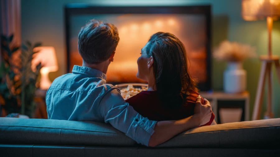 Muitas vezes, o que une um casal n&atilde;o &eacute; a s&eacute;rie em si, mas o ritual de parar tudo para viver aquele momento juntos