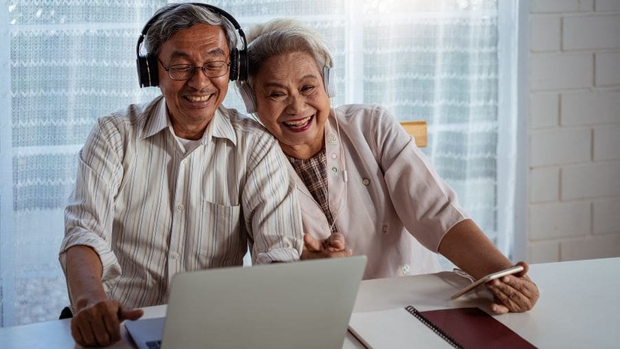 Algumas m&uacute;sicas deixam de ser apenas m&uacute;sicas e passam a funcionar como c&aacute;psulas do tempo emocionais.