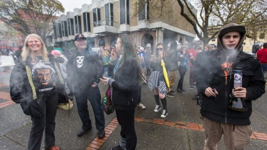 Hoje, o termo &ldquo;420&rdquo; &eacute; reconhecido at&eacute; mesmo por dicion&aacute;rios e enciclop&eacute;dias como uma g&iacute;ria ligada &agrave; maconha.