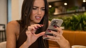 Esmalte condutor ajuda quem tem unhas grandes a mexer no celular