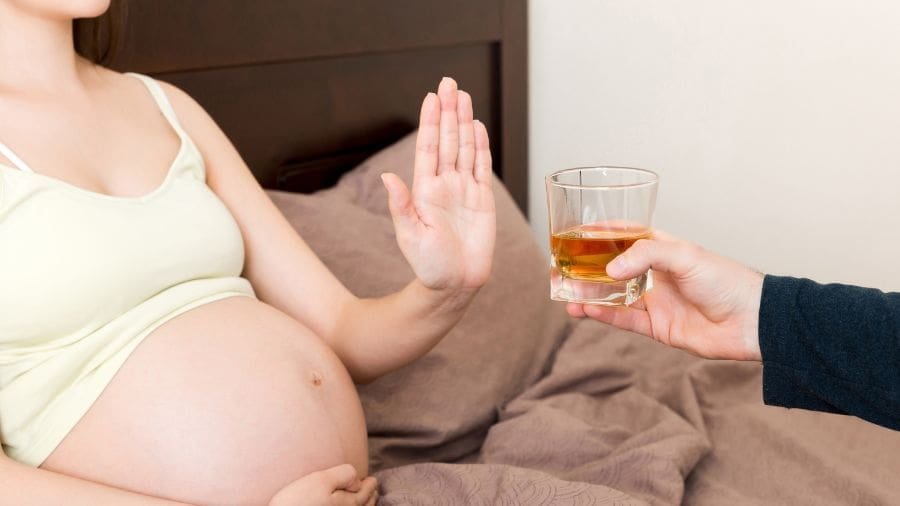 Na pr&aacute;tica, cada gole ingerido pela m&atilde;e tamb&eacute;m &eacute; compartilhado com o feto