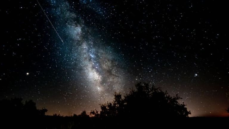 Noites de abril terão passagem de cometa e chuvas de meteoros
