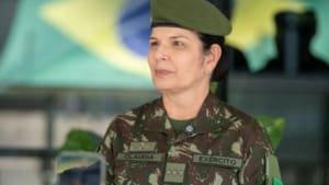Primeira mulher general do Exército Brasileiro é empossada