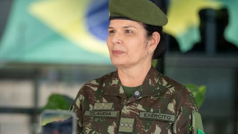 Primeira mulher general do Exército Brasileiro é empossada
