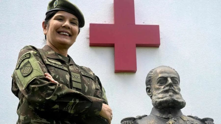 Em 1998, ela concluiu o Curso de Forma&ccedil;&atilde;o de Oficiais M&eacute;dicos da Escola de Sa&uacute;de do Ex&eacute;rcito