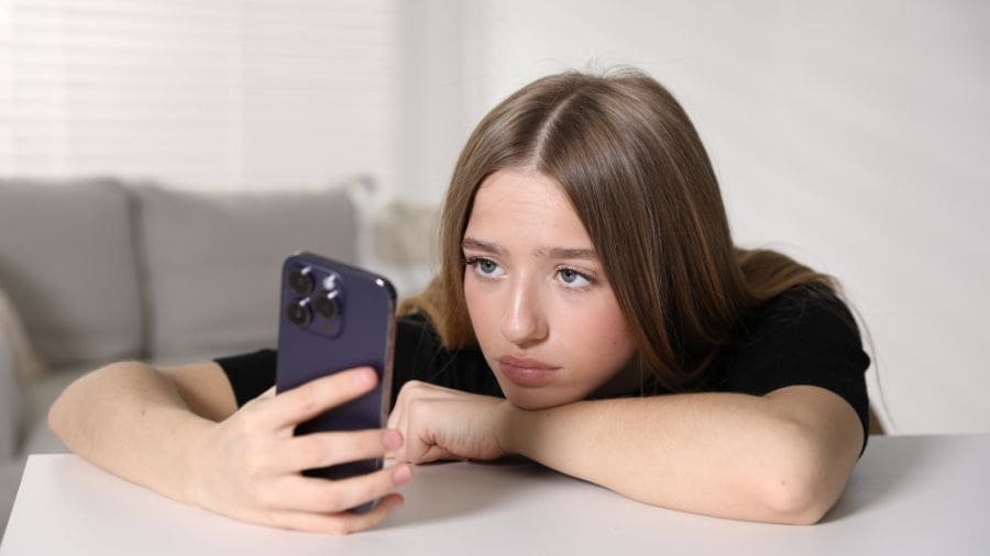IBGE alerta para dados sobre saúde mental de adolescentes Em praticamente todos os indicadores, as meninas aparecem em situação mais delicada do que os meninos