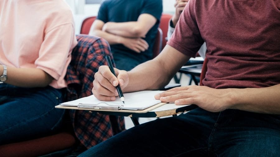 IBGE alerta para dados sobre saúde mental de adolescentes A saúde mental de adolescentes no Brasil está em um momento preocupante